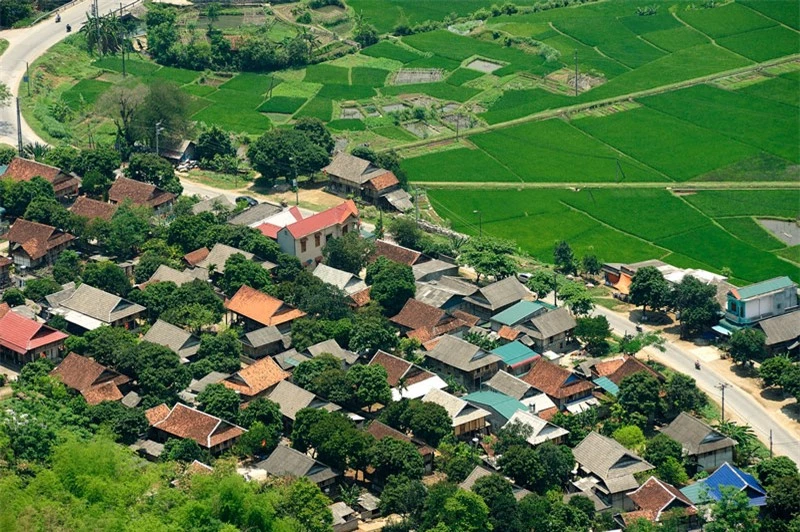 Trên đỉnh đèo, một dãy lán nhỏ được đồng bào dân tộc chọn làm nơi họp chợ. Ảnh: Diem Dang Dung.