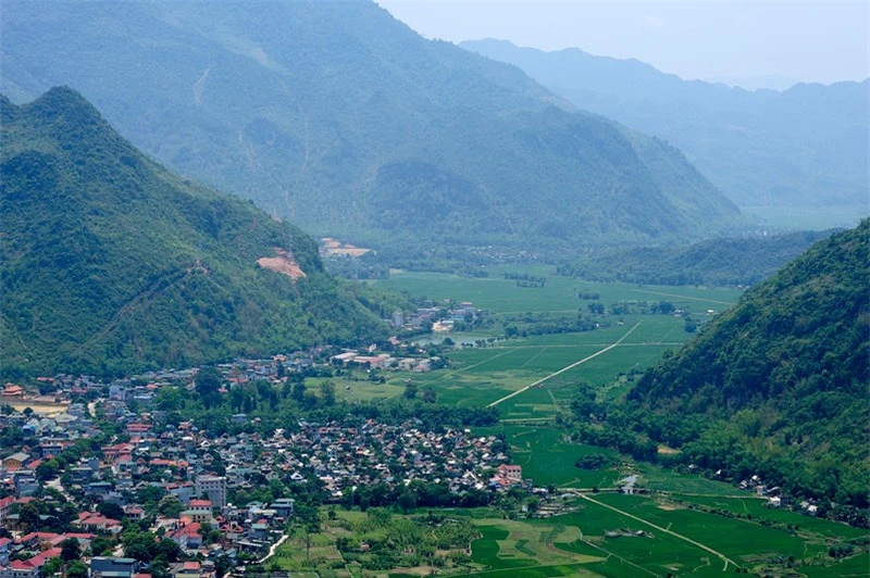 Đây là nơi để đồng bào địa phương mua bán trao đổi các sản phẩm nông nghiệp của họ như rau, cơm lam, bắp, các loại nông sản… Ảnh: Diem Dang Dung.