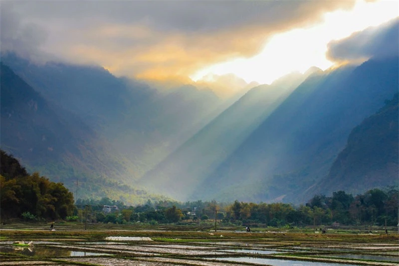 Thung lũng Mai Châu hiện lên giữa khung trời, nền núi với những màu sắc thiên nhiên rất đỗi hài hòa, say đắm biết bao con người. Ảnh: Hiếu Trần.