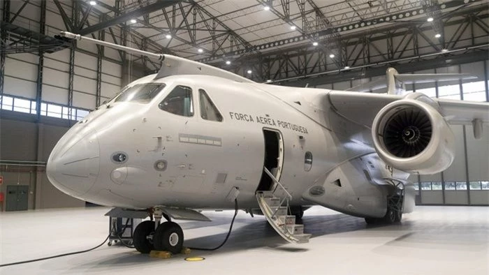 Vào ngày 16/6/2023, dịch vụ báo chí của công ty hàng không vũ trụ Brazil Embraer thông báo rằng, họ đã chuyển giao chiếc máy bay vận tải KC-390 thứ 6 cho cho Không quân Brazil (FAB).