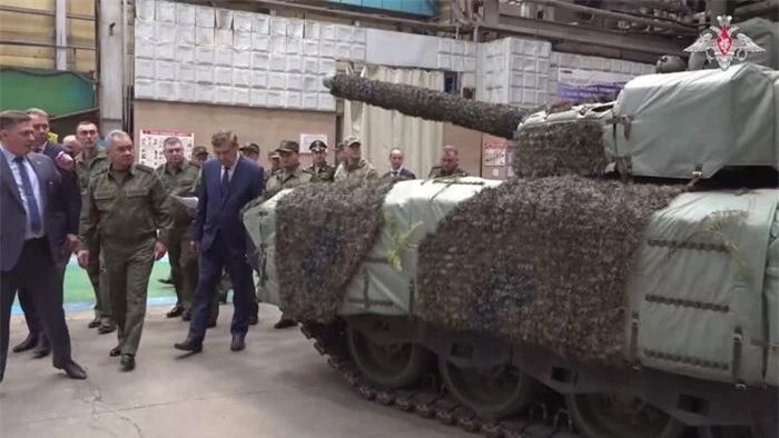Mục đích của ông Shoigu trong chuyến thăm nhà máy Omsktransmash là kiểm tra tình trạng sản xuất xe tăng và hệ thống phun lửa hạng nặng TOS-1 - những yếu tố quan trọng trong thành phần tác chiến của Lục quân Nga, các hệ thống này dùng khung xe tăng T-72 nổi tiếng.