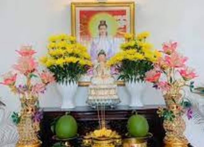 Hoa cúng trên bàn thờ nên cắm mấy bông thì có lộc: Rất nhiều nhà làm sai mà không biết