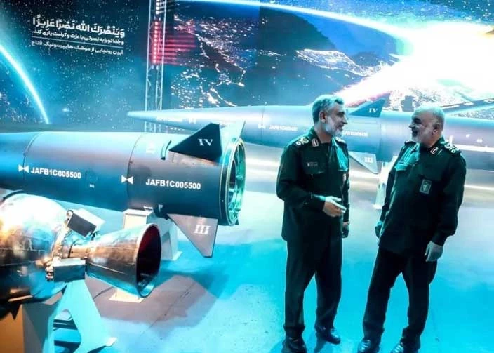 Iran ra mắt tên lửa siêu thanh Fattah.