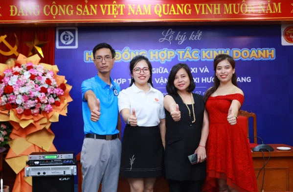 Đại diện GV Taxi và HTX Hương Giang tham gia buổi lễ ký kết.