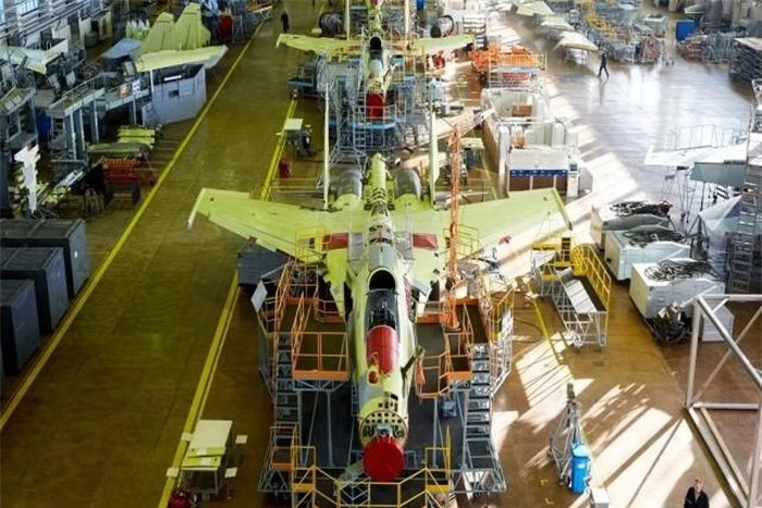 Trong một diễn biến gần đây, nhằm củng cố sức mạnh trên không, Lực lượng hàng không vũ trụ Nga đã tiếp nhận một lô máy bay chiến đấu đa năng Su-35 Flanker-E thế hệ mới.