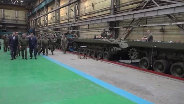 Tại sao nhà máy sản xuất xe tăng Omsk lại không sản xuất T-90? - 1
