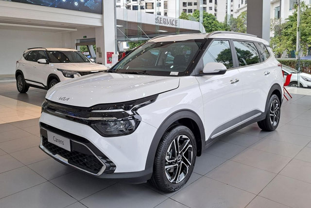 Kia Carens máy tăng áp tiếp tục giảm giá: Lần đầu về mốc 725 triệu, vẫn đắt hơn Xpander và Veloz Cross