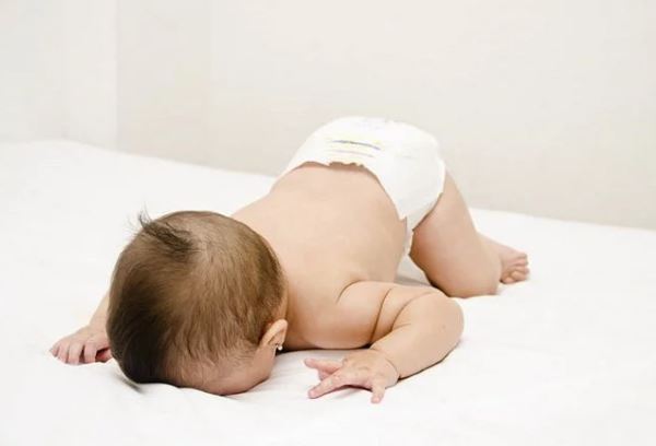 Quan sát con khi ngủ: Có 3 chuyển động này là tốt, 3 chuyển động cảnh báo trẻ gặp vấn đề