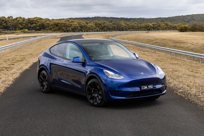 1. Tesla Model Y (doanh số: 427.524 chiếc).