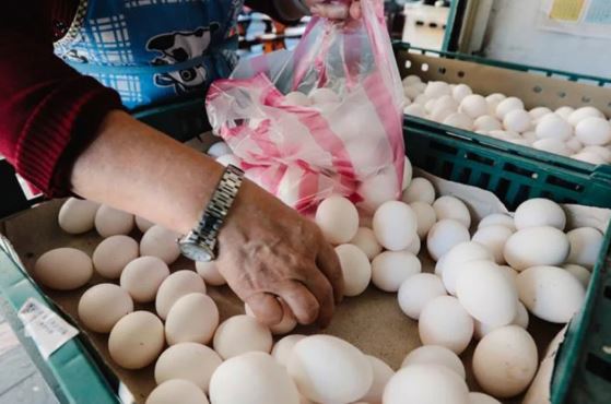 Mua trứng đừng chỉ nhìn vỏ, chỉ bạn mẹo này không lo mua phải trứng cũ