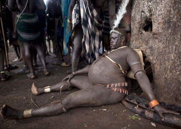 Bộ tộc kỳ lạ ở châu Phi: Đàn ông được vỗ béo, vòng bụng càng to càng được tôn trọng