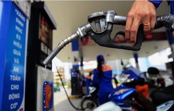 Xăng RON 95 giảm gần 600 đồng mỗi lít
