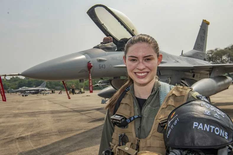 Nữ quân nhân bên tiêm kích F-16.
