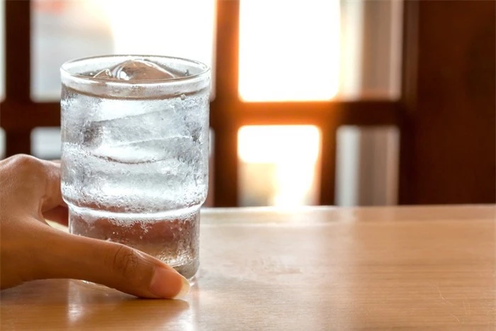 Mùa hè uống nước lạnh có hại không? 2 loại nước rẻ tiền giúp giải nhiệt, trẻ tế bào - Ảnh 1.