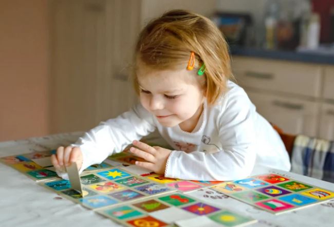 3 loại tiền cha mẹ dù tằn tiện cũng không nên tiết kiệm với con cái