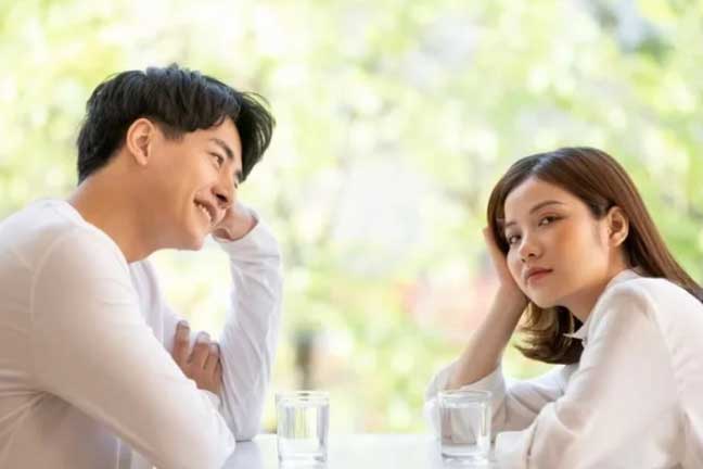 Đi chơi lần đầu, bạn trai chia đôi hóa đơn nhưng vẫn tiếp tục tán tỉnh tôi