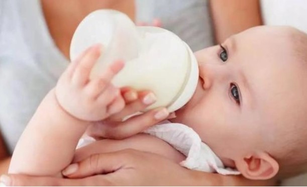 Khi pha sữa, mẹ nên cho sữa vào trước hay nước vào trước? Sai lầm khi pha sữa có thể làm tổn thương dạ dày của bé