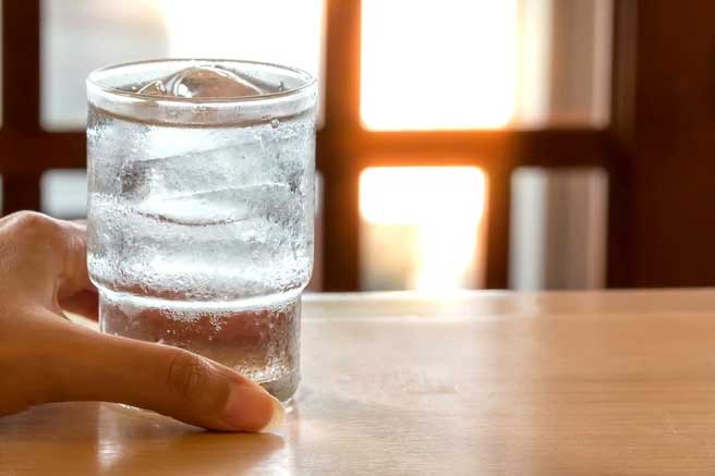 Mùa hè uống nước lạnh có hại không? 2 loại nước rẻ tiền giúp giải nhiệt, trẻ tế bào