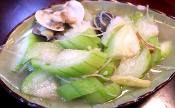 Quả mướp ăn vào mùa hè thanh mát, nhiều dinh dưỡng nhưng có 3 nhóm người cần chú ý khi dùng