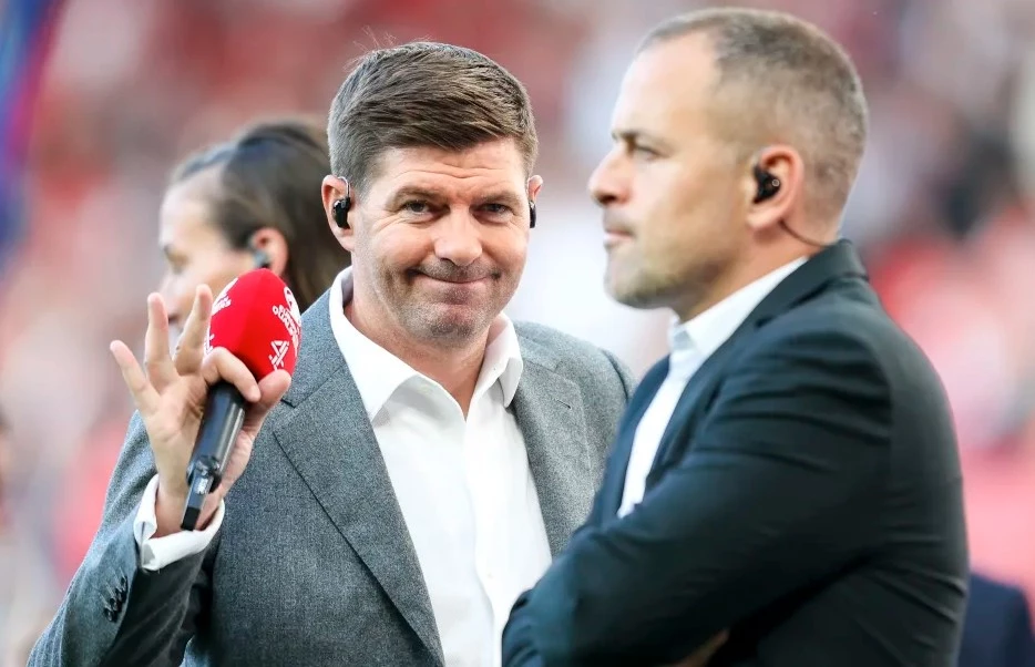 Steven Gerrard (trái).
