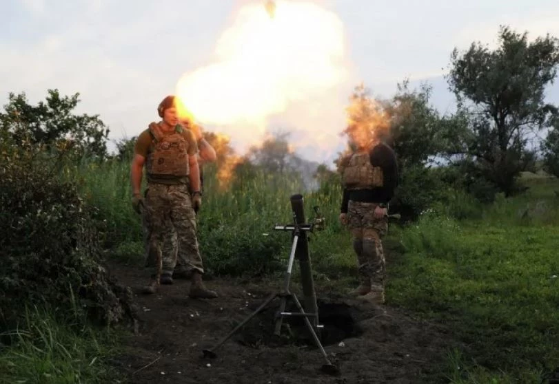 Ukraine khai hỏa súng cối cỡ nòng 82mm vào các vị trí của Nga trên tiền tuyến gần Bakhmut thuộc khu vực Donetsk. Ảnh: AP.