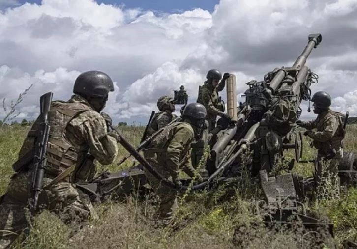 Các binh sĩ Ukraine chuẩn bị khai hỏa lựu pháo M777 vào các vị trí của Nga. Ảnh: AP.
