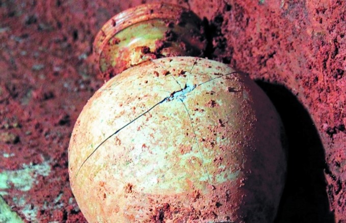 Thấy mộ cổ khi đào móng, đồ tùy táng còn nguyên nhưng hài cốt chủ nhân biến mất 