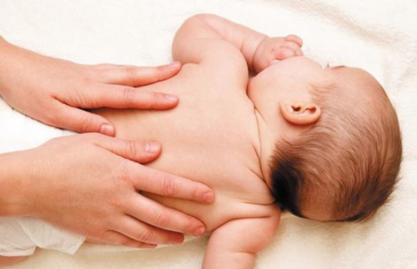 Mẹ thường xuyên chạm vào 3 bộ phận này trên cơ thể trẻ, IQ trẻ sẽ tăng đều trong tương lai