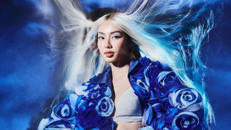 Hoa hậu Thuỳ Tiên tóc trắng khác lạ