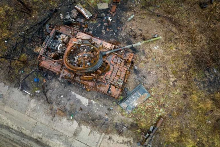 Xe tăng T-80 bị phá hủy được tìm thấy tại Bogorodychne ở vùng Donbas trong xung đột Nga-Ukraine. (Nguồn: Getty)
