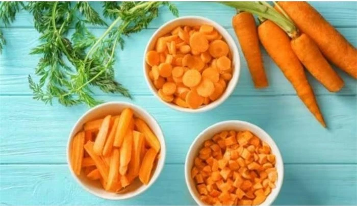 Cà rốt: Cà rốt rất giàu beta-carotene mà cơ thể có thể chuyển đổi thành vitamin A - Loại vitamin thiết yếu này hỗ trợ thị lực khỏe mạnh, tăng cường chức năng miễn dịch và tăng cường sức khỏe của da. Ngoài ra, cà rốt cung cấp một lượng lớn chất xơ và chất chống oxy hóa, trở thành chất bổ sung dinh dưỡng cho chế độ ăn uống của bạn.