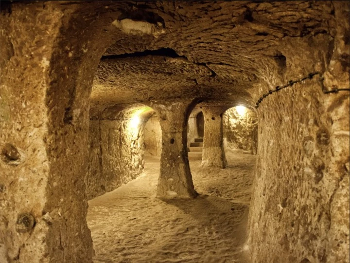 Bên trong thành phố 18 tầng được phát hiện ngay dưới tầng hầm nhà dân - 11