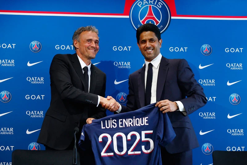 HLV Enrique dẫn dắt PSG theo hợp đồng 2 năm.