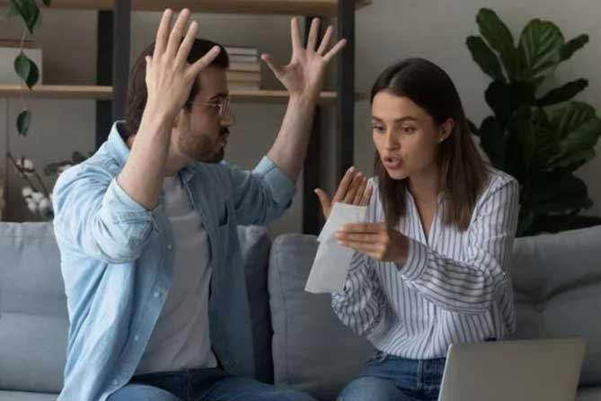 Tức phát khóc khi chồng tôi không chịu chuyển nhà chỉ vì lý do quái gở