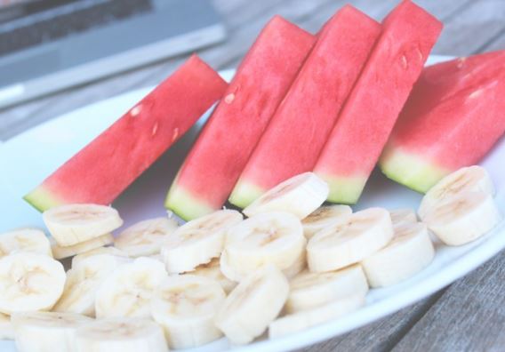 Cách sử dụng dưa hấu để trị mụn vào mùa hè