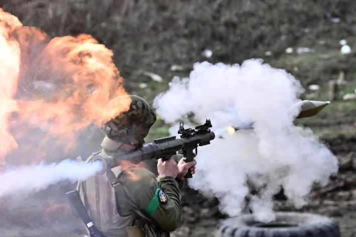 Binh sỹ Ukraine sử dụng súng phóng lựu trong một cuộc diễn tập ngày 7/4/2023. Ảnh: AFP.