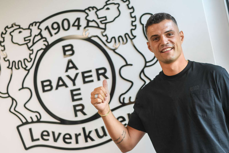 Granit Xhaka chia tay Arsenal, gia nhập Leverkusen