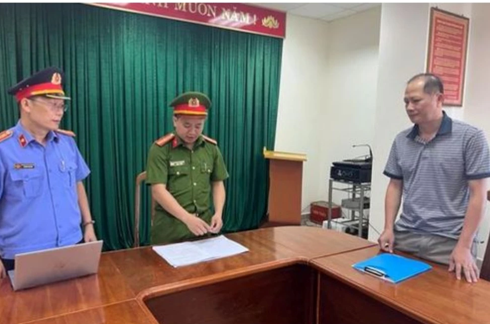 Công an tỉnh Quảng Bình đã tống đạt quyết định khởi tố vụ án, khởi tố bị can và lệnh bắt bị can để tạm giam đối với Nguyễn Thanh Long - Phó Giám đốc phụ trách Trung tâm đăng kiểm xe cơ giới 73-01S