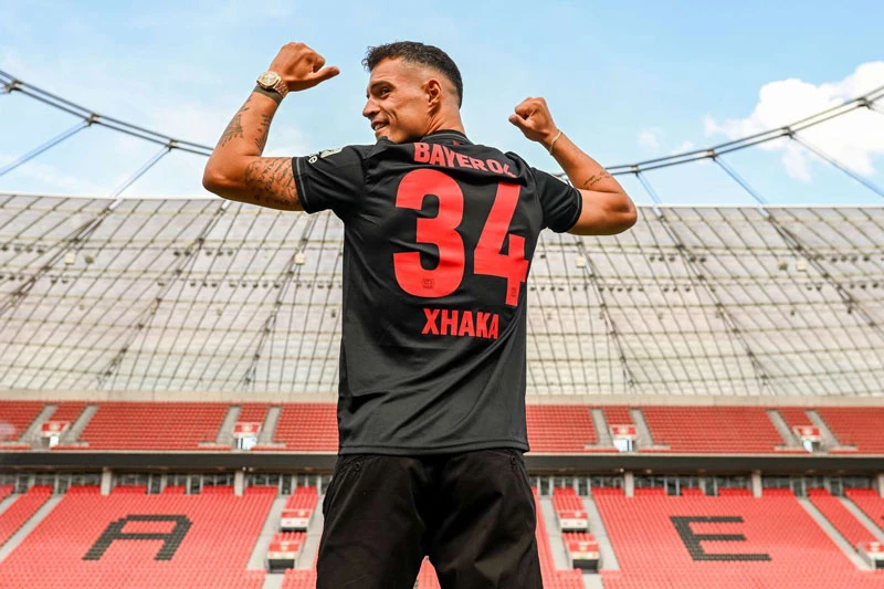 Granit Xhaka mang áo số 34 ở Leverkusen.