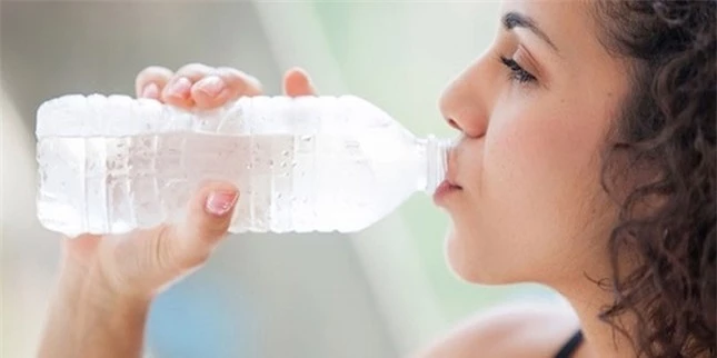 Uống nước đá trong mùa hè: Tưởng mát nhưng cực nhiều nguy hại ảnh 2