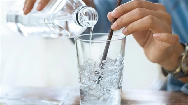 Uống nước đá trong mùa hè: Tưởng mát nhưng cực nhiều nguy hại ảnh 3