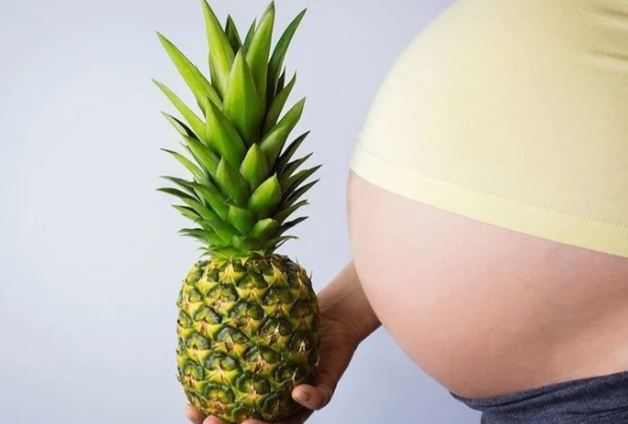 Bà bầu mách nhau ăn dứa dễ chuyển dạ, bác sỹ sản khoa nói gì?