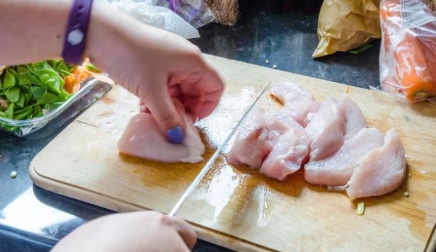 Thịt gà chỉ nên bảo quản trong tủ lạnh bao lâu để tránh nguy cơ ngộ độc thực phẩm?