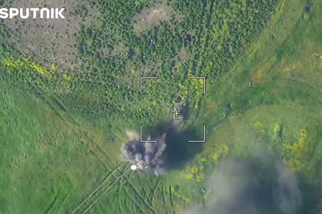 Clip: Pháo Nga nã chính xác vào các xe thiết giáp Ukraine nhờ vào UAV