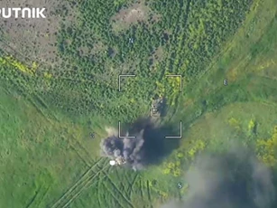 Clip: Pháo Nga nã chính xác vào các xe thiết giáp Ukraine nhờ vào UAV