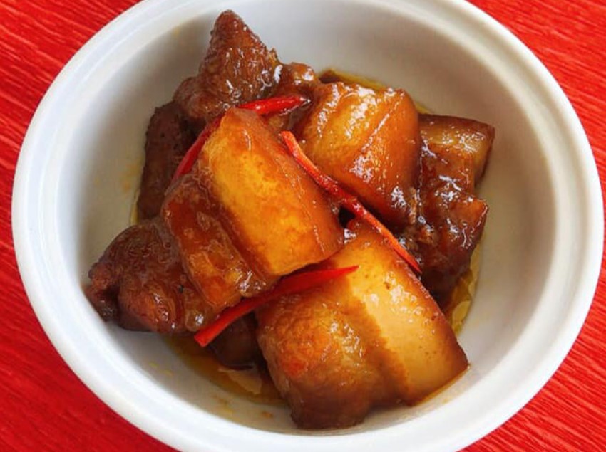 Trước khi kho thêm thao tác tưởng kỳ lạ này, thịt trong vắt, mềm thơm, tan trong miệng