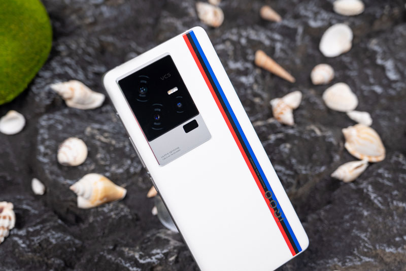 Smartphone chip Snapdragon 8 Gen 2, RAM 16 GB, sạc 200W, giá hấp dẫn