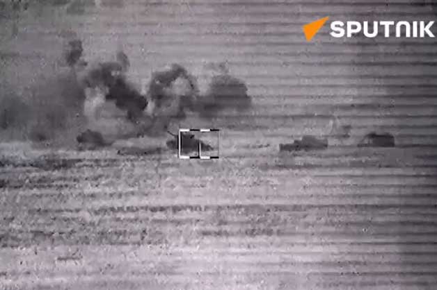 Trực thăng Nga phóng tên lửa bắn cháy đoàn xe bọc thép của Ukraine