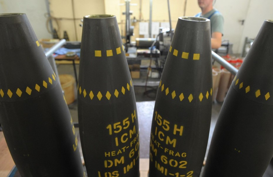 Cựu sĩ quan tình báo Mỹ tiết lộ lý do chuyển bom chùm sang Ukraine