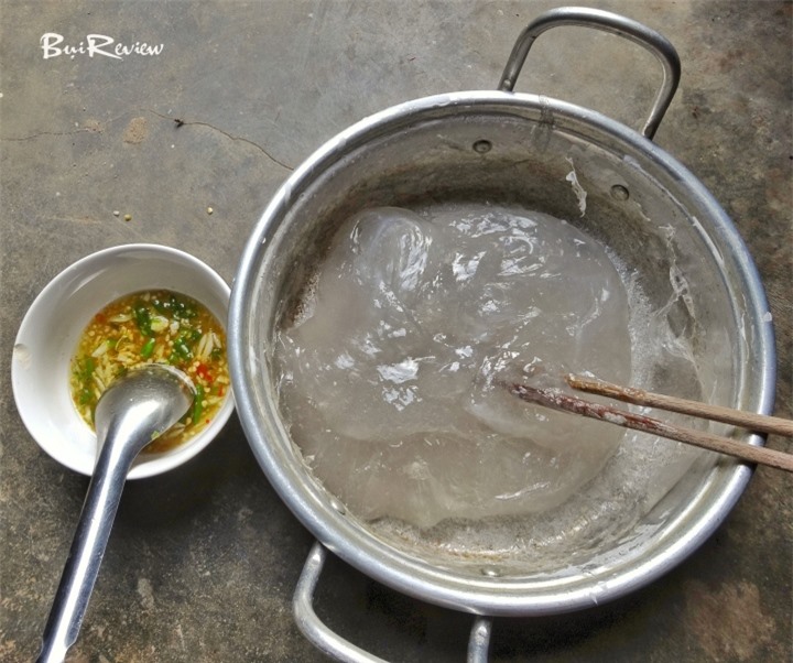 Cả tuổi thơ ùa về với món bột sắn chấm nước mắm của người Bình Định - 2